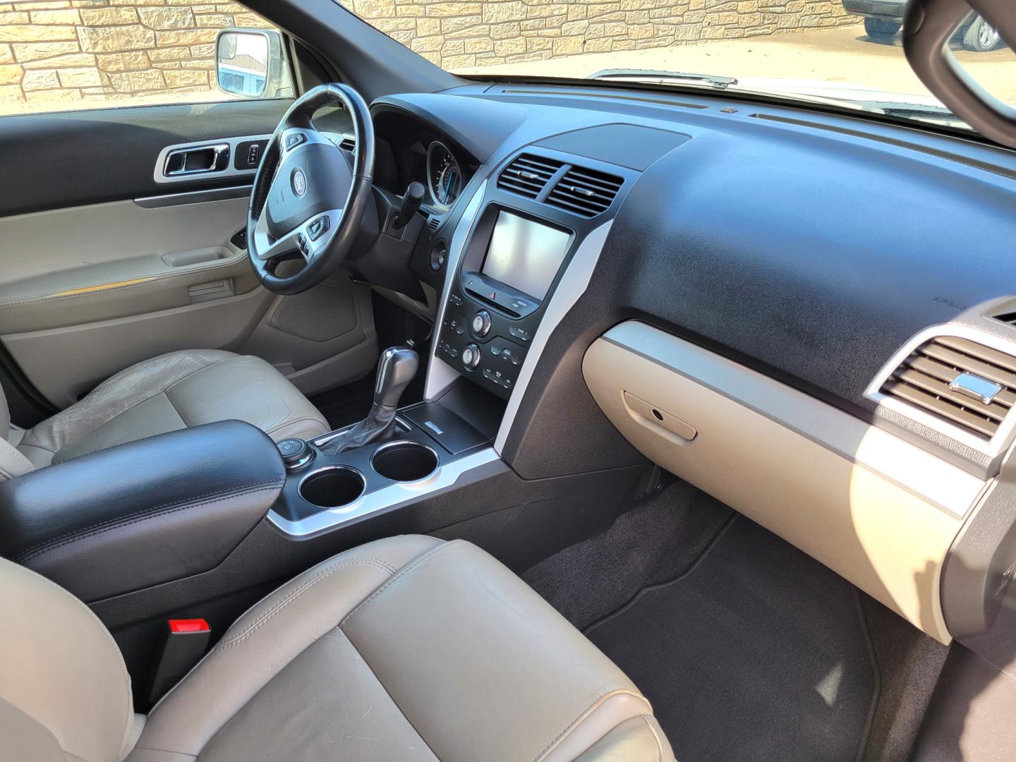 2013 White /Black Ford Explorer XLT (1FM5K8D81DG) with an 3.5L V6 engine, 6 Speed Auto transmission, located at 450 N Russell, Missoula, MT, 59801, (406) 543-6600, 46.874496, -114.017433 - Photo#8